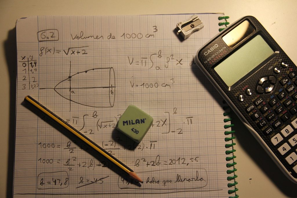Feuille de calculs et de courbes, calculatrice graphique et crayon
